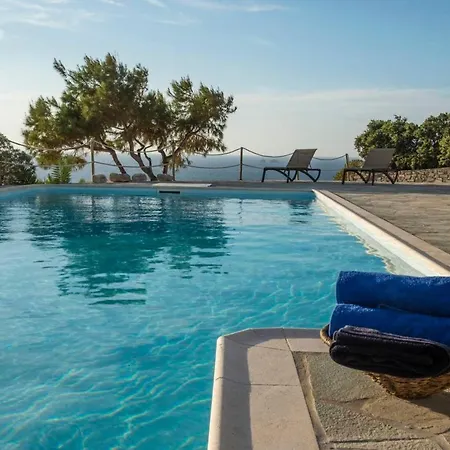 Paros Sleeps 8 Air Con Wifi T478604 Villa *